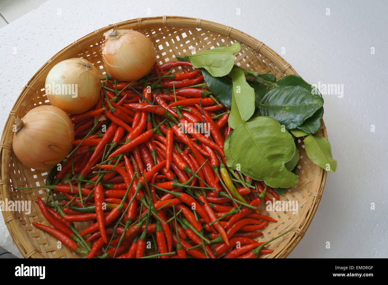 Preparación ingredientes chiles picantes cocina fresca tropical oriental Foto de stock