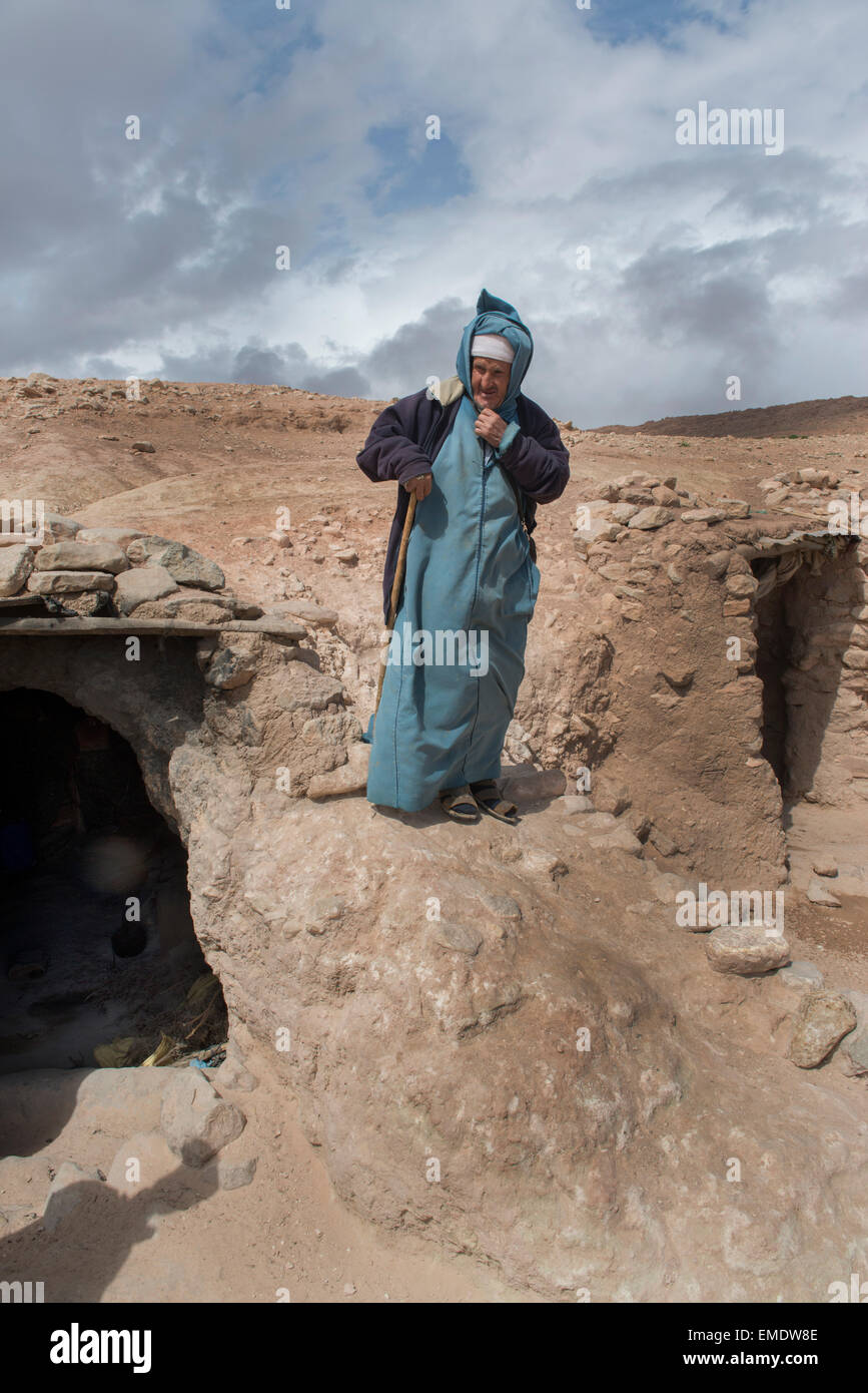 Nómada bereber, viviendo en cuevas en las montañas del Alto Atlas central cerca de Jebel Talouit (montaña). Foto de stock