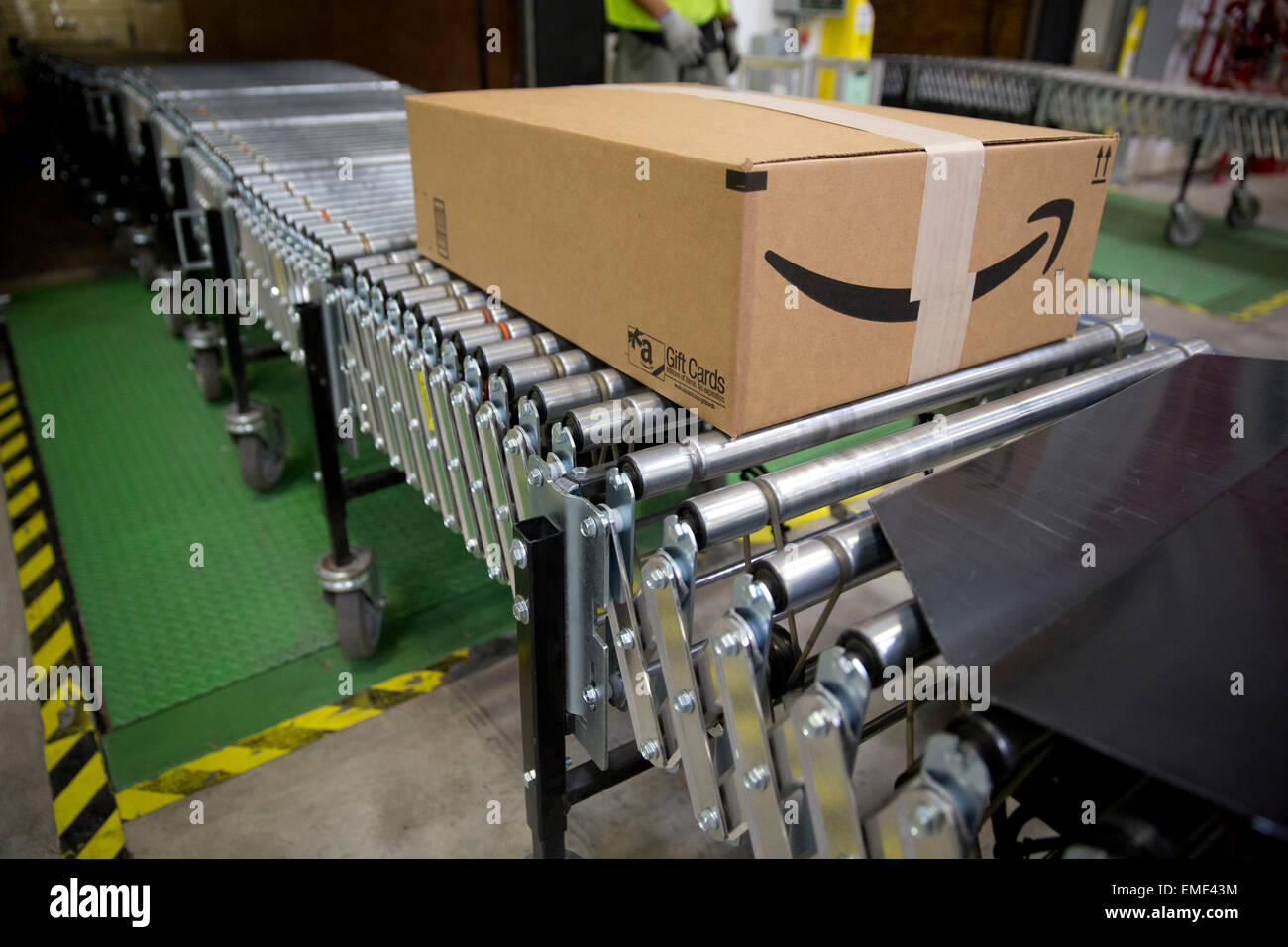 Amazon Envío anticipado centro utiliza un sistema de seguimiento de pedidos  del paquete y el lugar en grandes tráileres de entrega Fotografía de stock  - Alamy