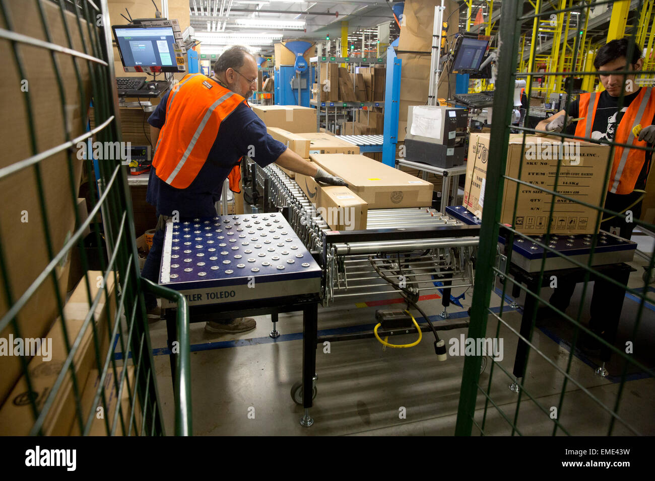 Los empleados organizar cajas para envío en Amazon fulfillment center en Texas Foto de stock