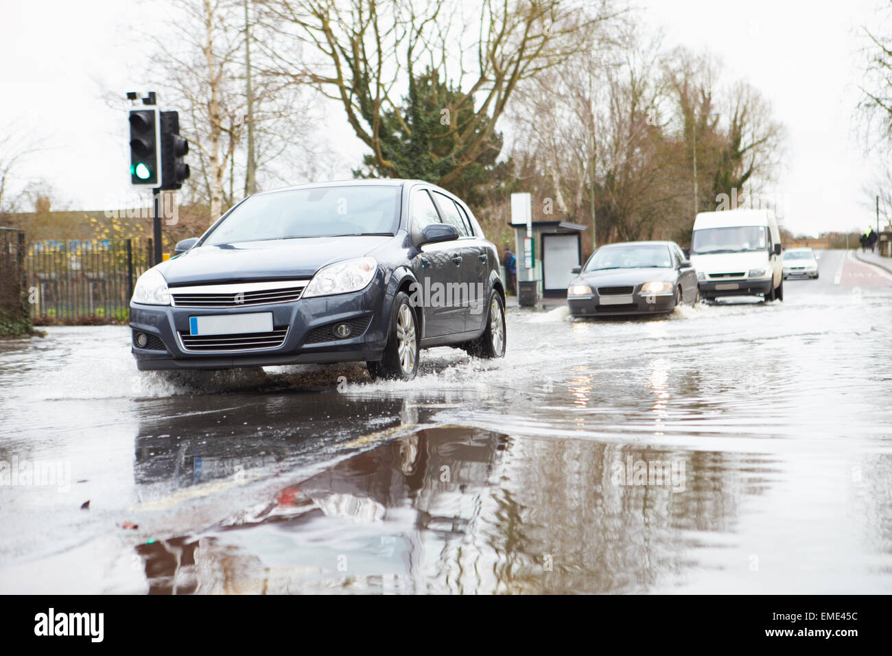 Señal de tráfico en carreteras urbanas inundadas Foto de stock