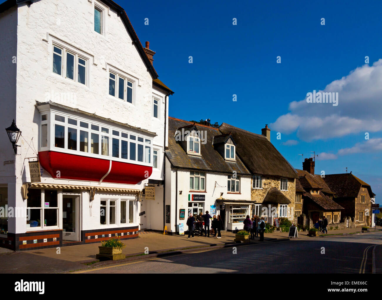 Vista mirando hacia adelante a lo largo de calle de la cerveza en el sureste de Devon, Inglaterra mostrando una aldea tradicional escena callejera Foto de stock