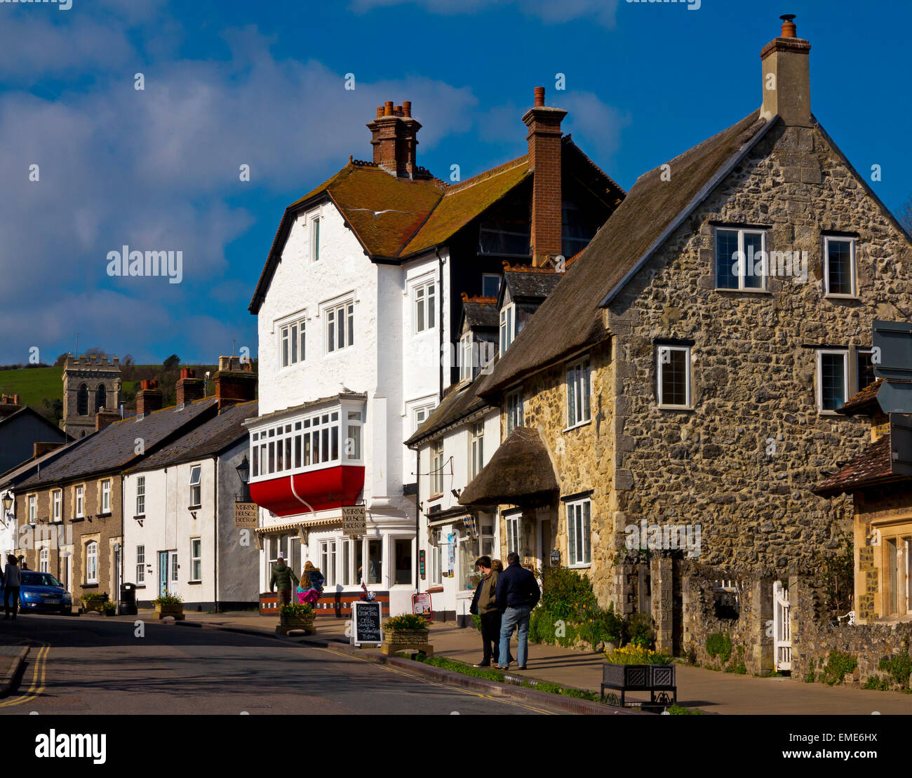 Vista mirando hacia adelante a lo largo de calle en la aldea de cerveza en el sureste de Devon, Inglaterra Foto de stock
