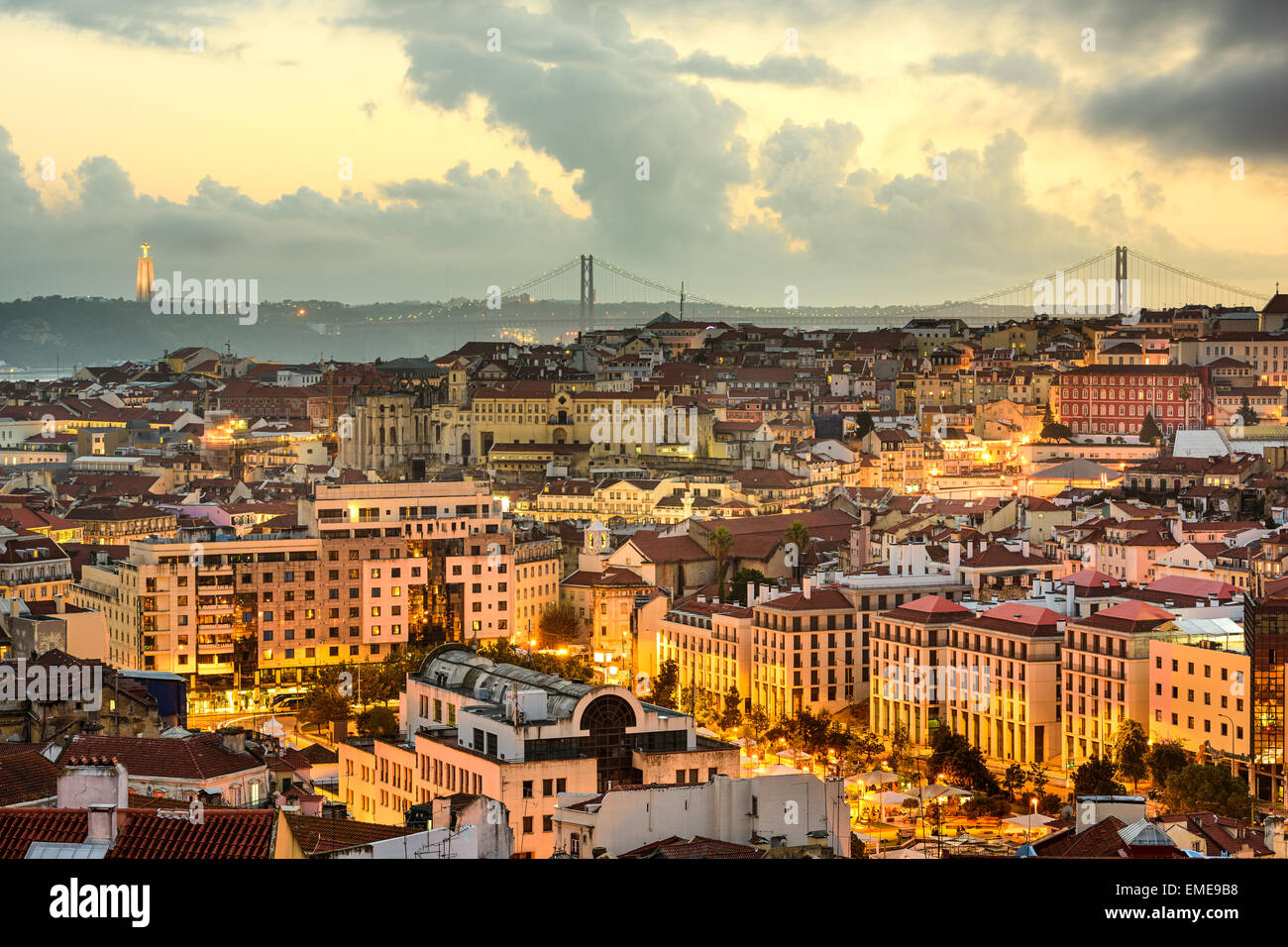 Lisboa, Portugal skyline al atardecer. Foto de stock