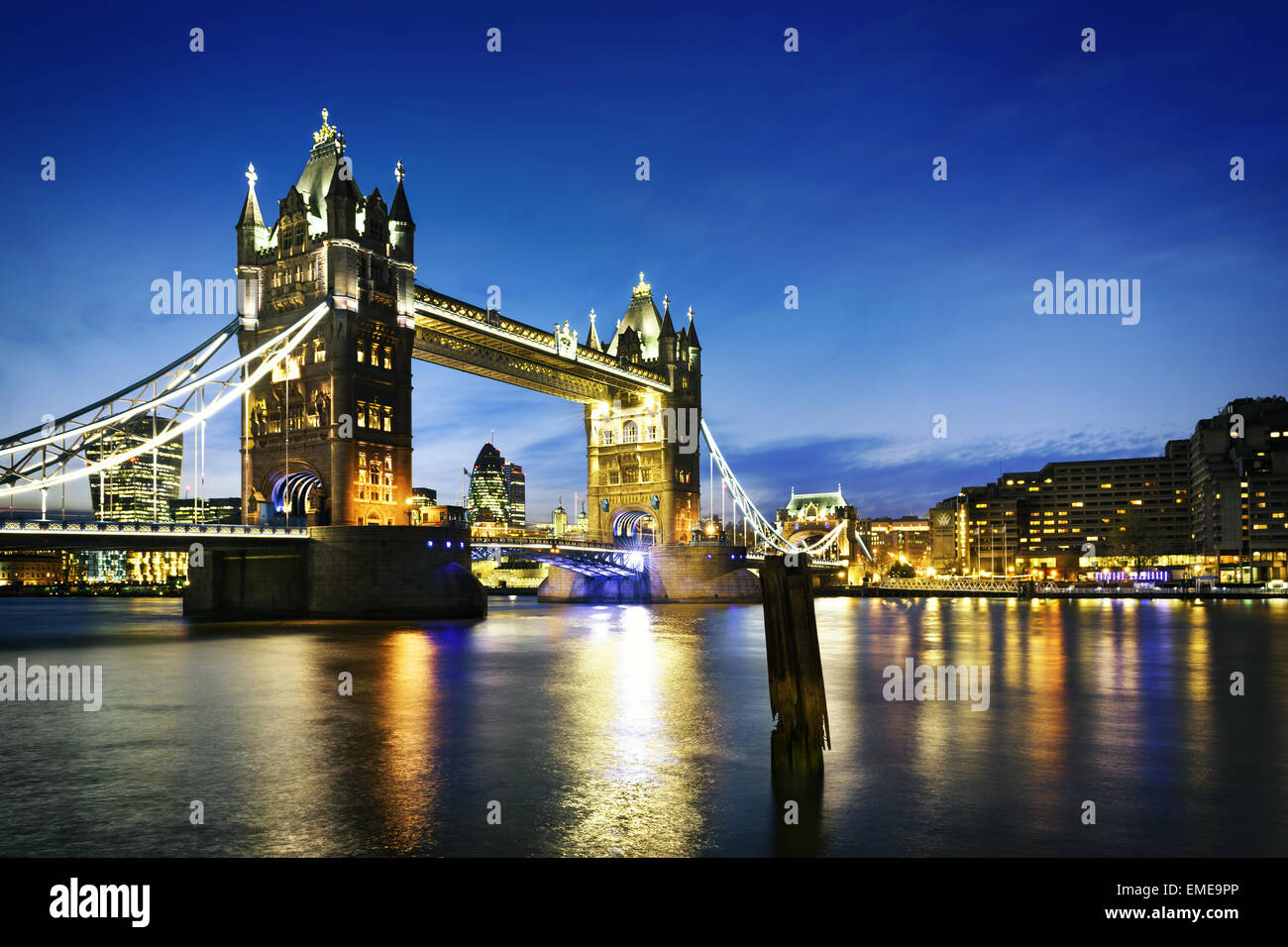 Por la noche, famoso puente de la Torre de Londres, Inglaterra Foto de stock