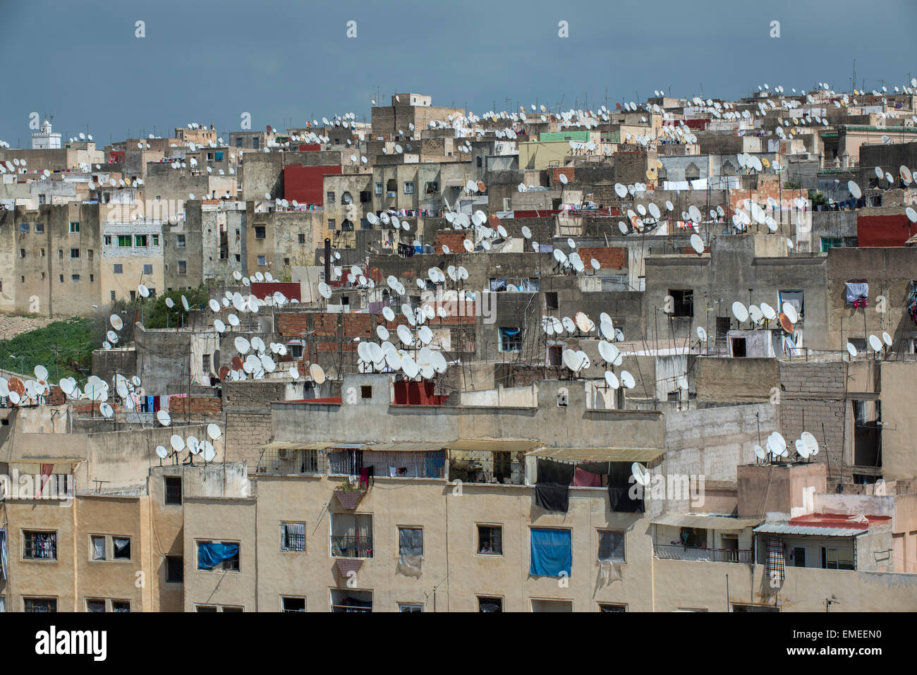 En Fes, Marruecos. Platos de satélite en los tejados de las casas en la medina, la antigua sección de fes. Foto de stock