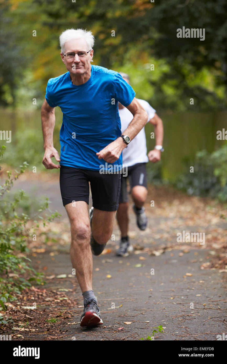 Two mature men trail running fotografías e imágenes de alta resolución -  Alamy