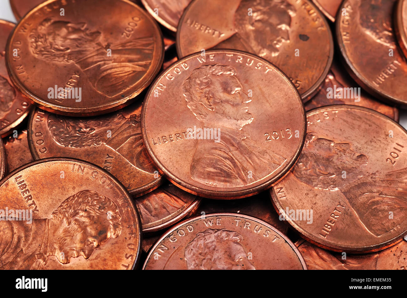 Las monedas de un centavo aislado sobre fondo blanco. Foto de stock