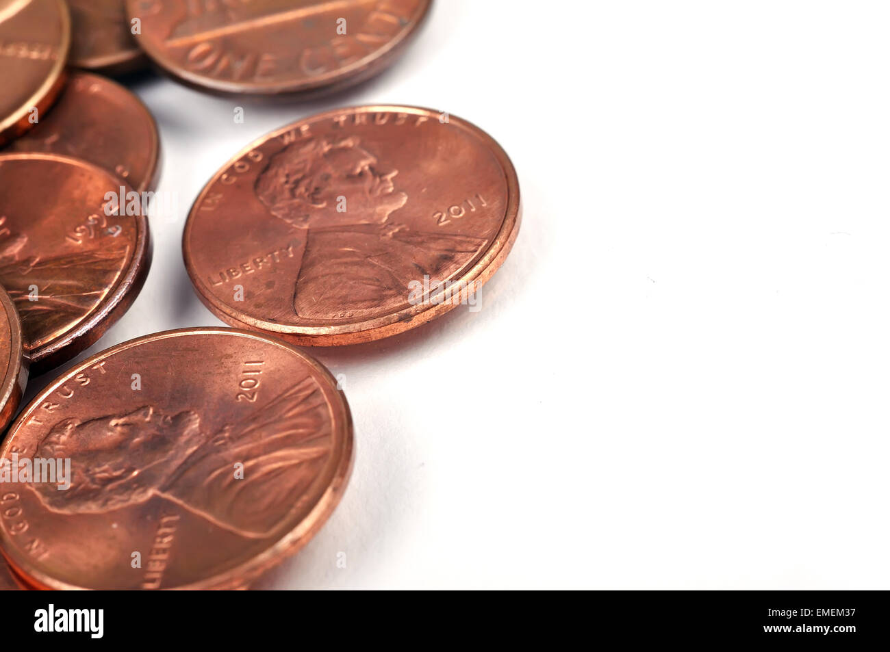 Montón de monedas de un centavo sobre fondo blanco. Foto de stock