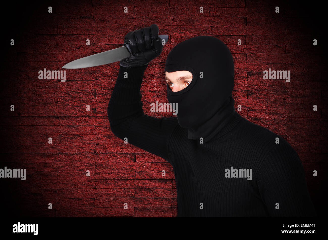 Ladrón en la máscara sobre un fondo de pared verde Fotografía de stock -  Alamy