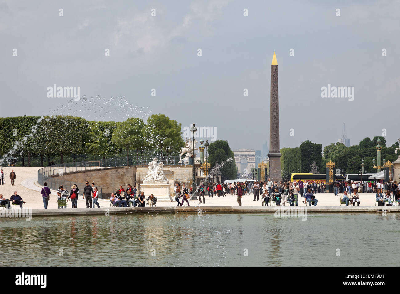 Obelisco Luxor Obélisque de Louxor París Francia y Arco del Triunfo Foto de stock