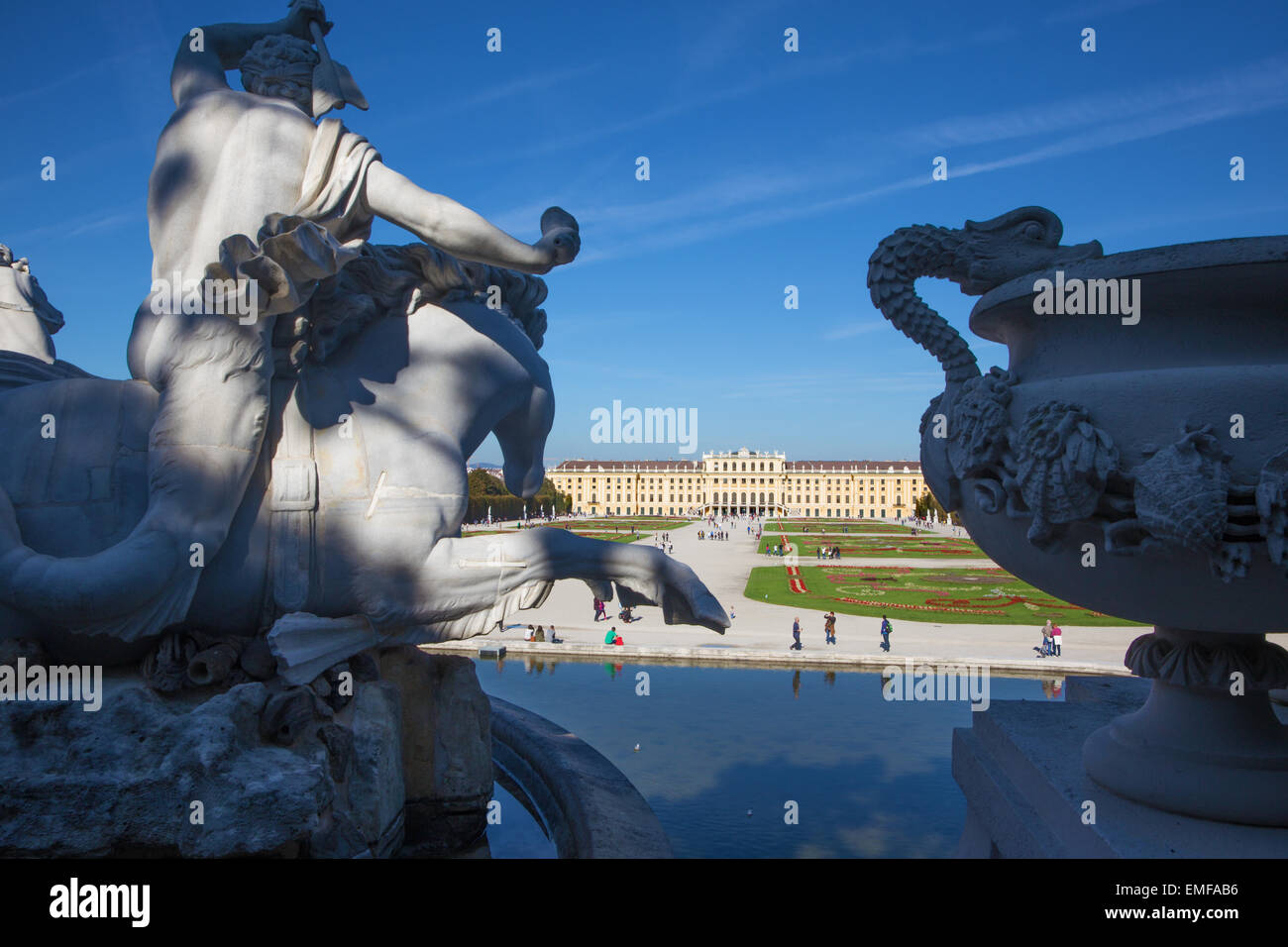 Viena, Austria - Octubre 19, 2014: el palacio de Schonbrunn y jardines desde la fuente de Neptuno. Foto de stock