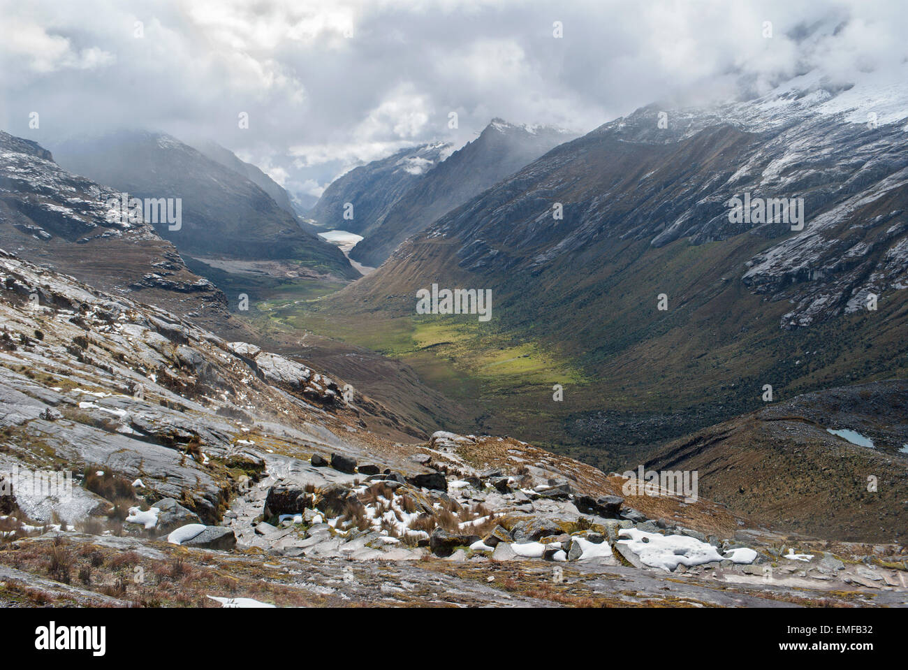 Perú - mirar desde el valle de la Cordillera Blanca en los Andes desde el trek de Santa Cruz. Foto de stock