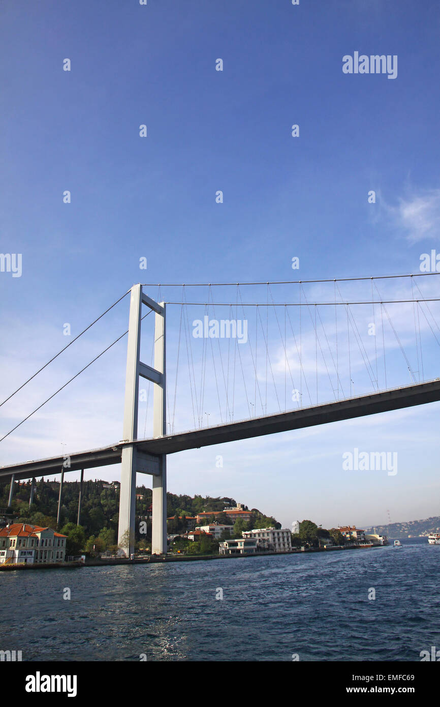 Puente del Bósforo (también llamado el primer puente del Bósforo) sobre el estrecho del Bósforo en Estambul, Turquía Foto de stock