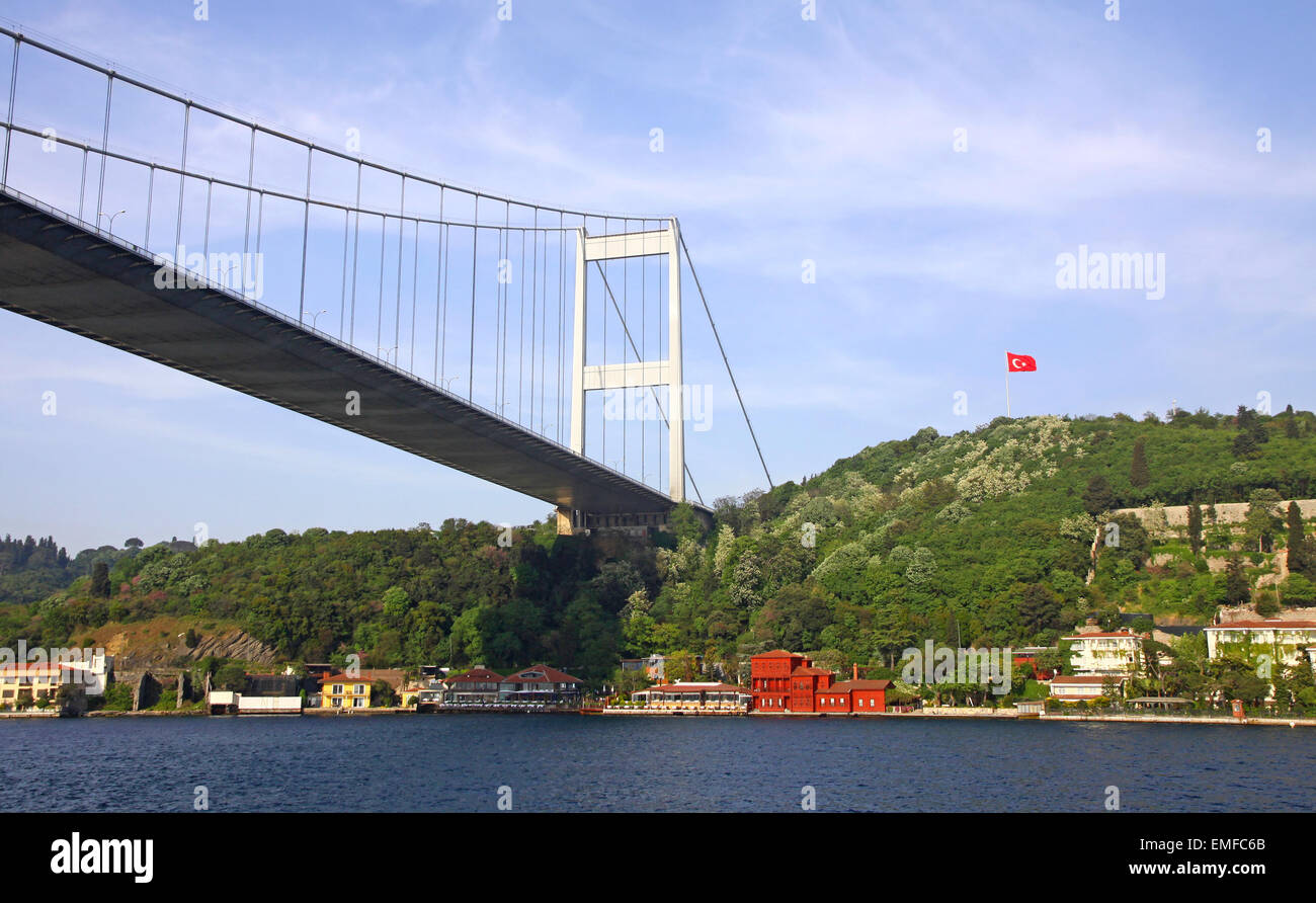 Fatih Sultan Mehmet puente (también llamado el segundo puente del Bósforo) sobre el estrecho del Bósforo en Estambul, Turquía Foto de stock