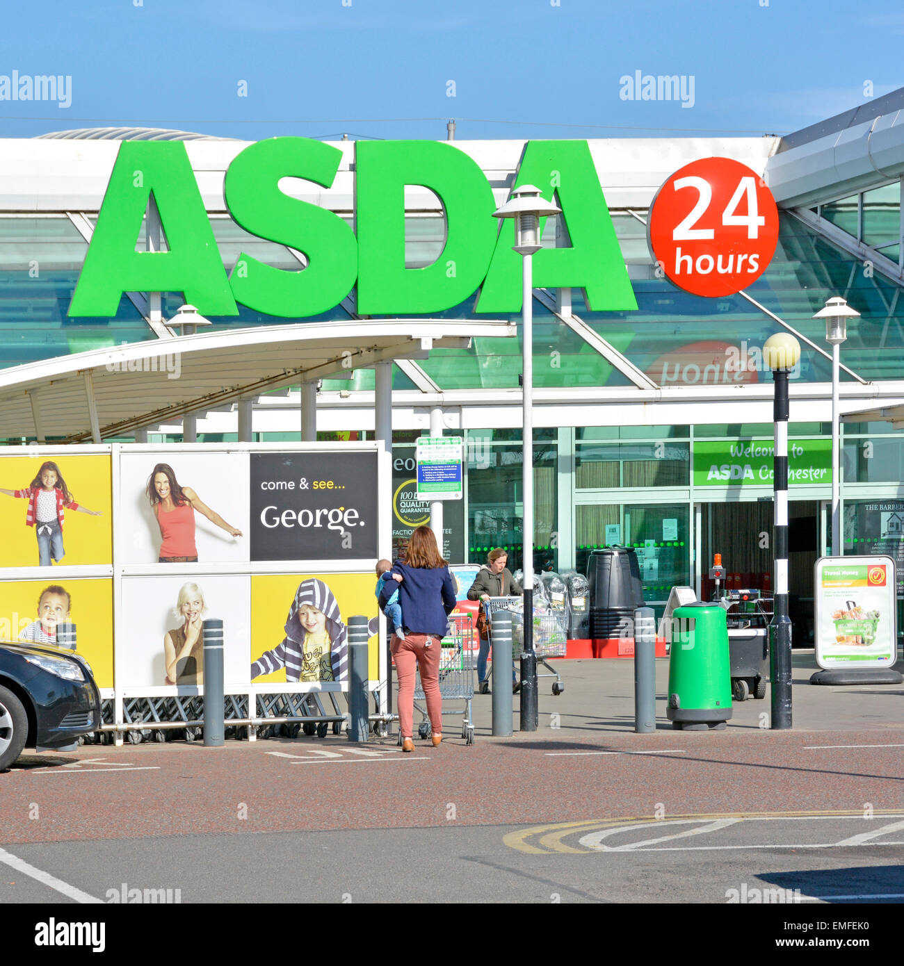 Compradores en la entrada principal de la comida Asda y George ropa  supermercado tiendas de venta al por menor negocio con 24 horas signo  Colchester Essex Inglaterra Reino Unido Fotografía de stock -