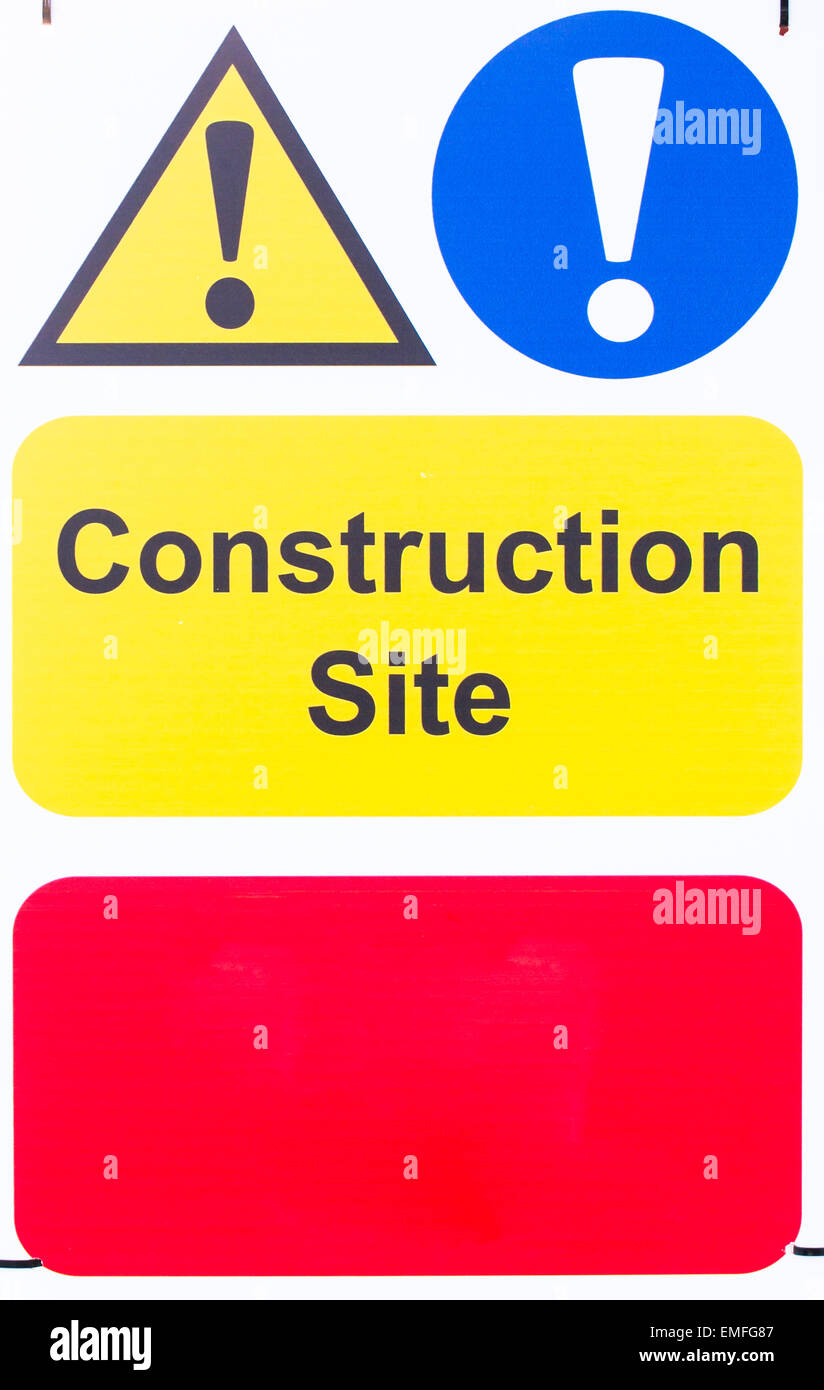 Señal de advertencia adjunta a la valla metálica en un sitio de