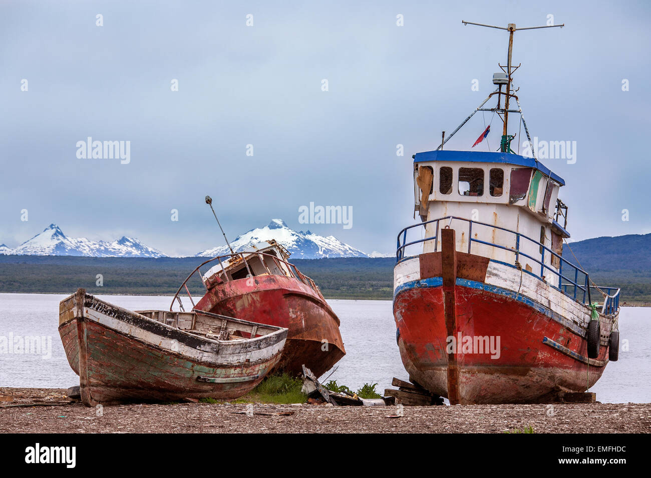 Antiguos barcos de pesca abandonados cerca de Puerto Natales en la Patagonia en el sur de Chile, Sudamérica. Foto de stock