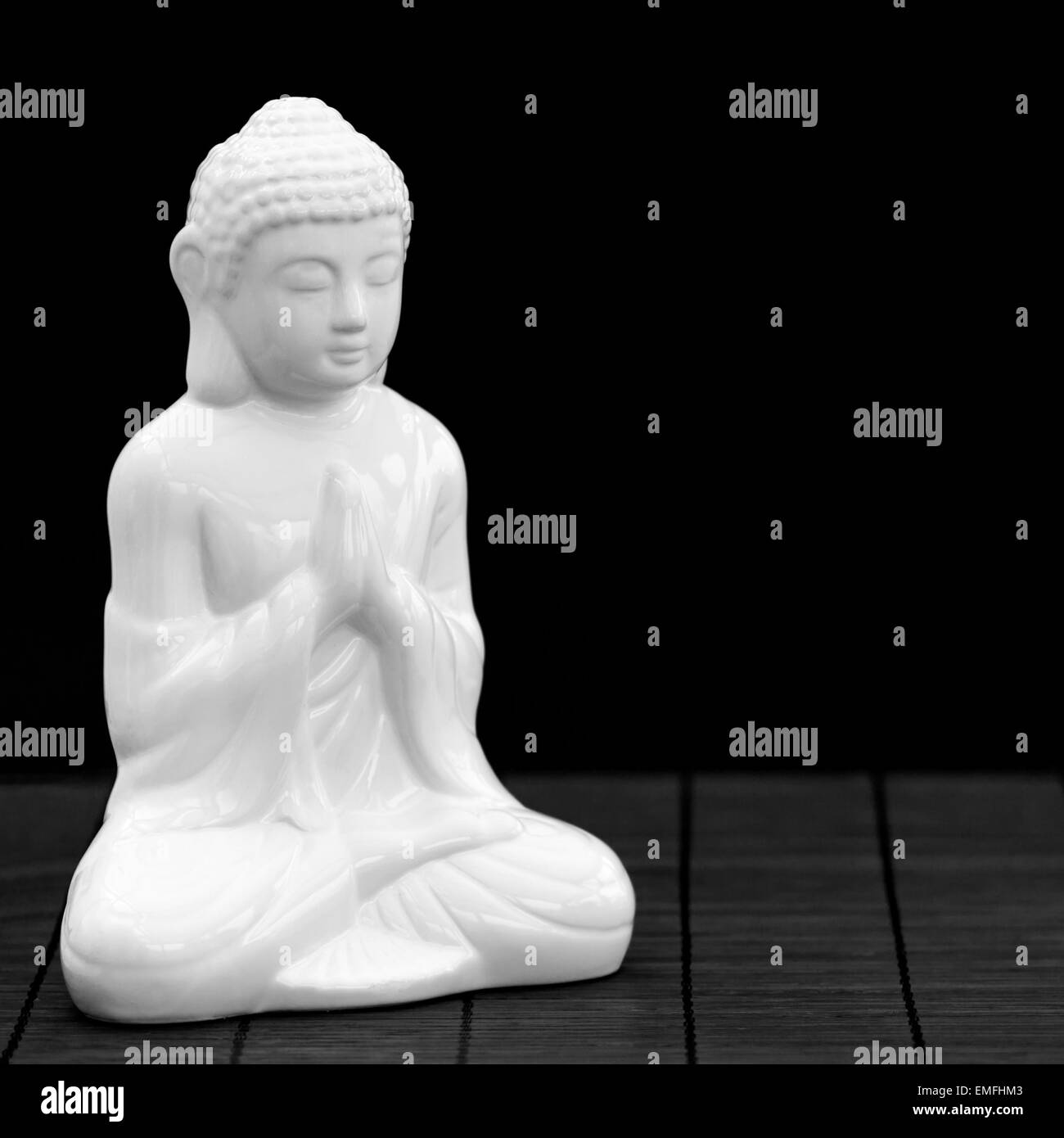 Disparo de un cuadrado blanco figura en pose de meditación Foto de stock