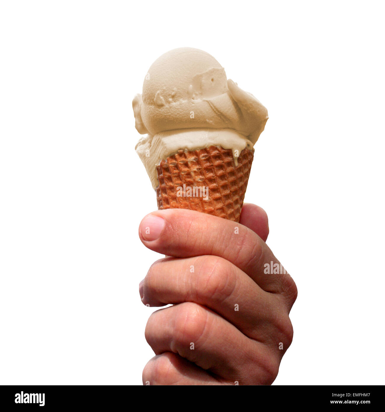 Hombre mano sostiene un cono con helado de vainilla aislado en blanco Foto de stock