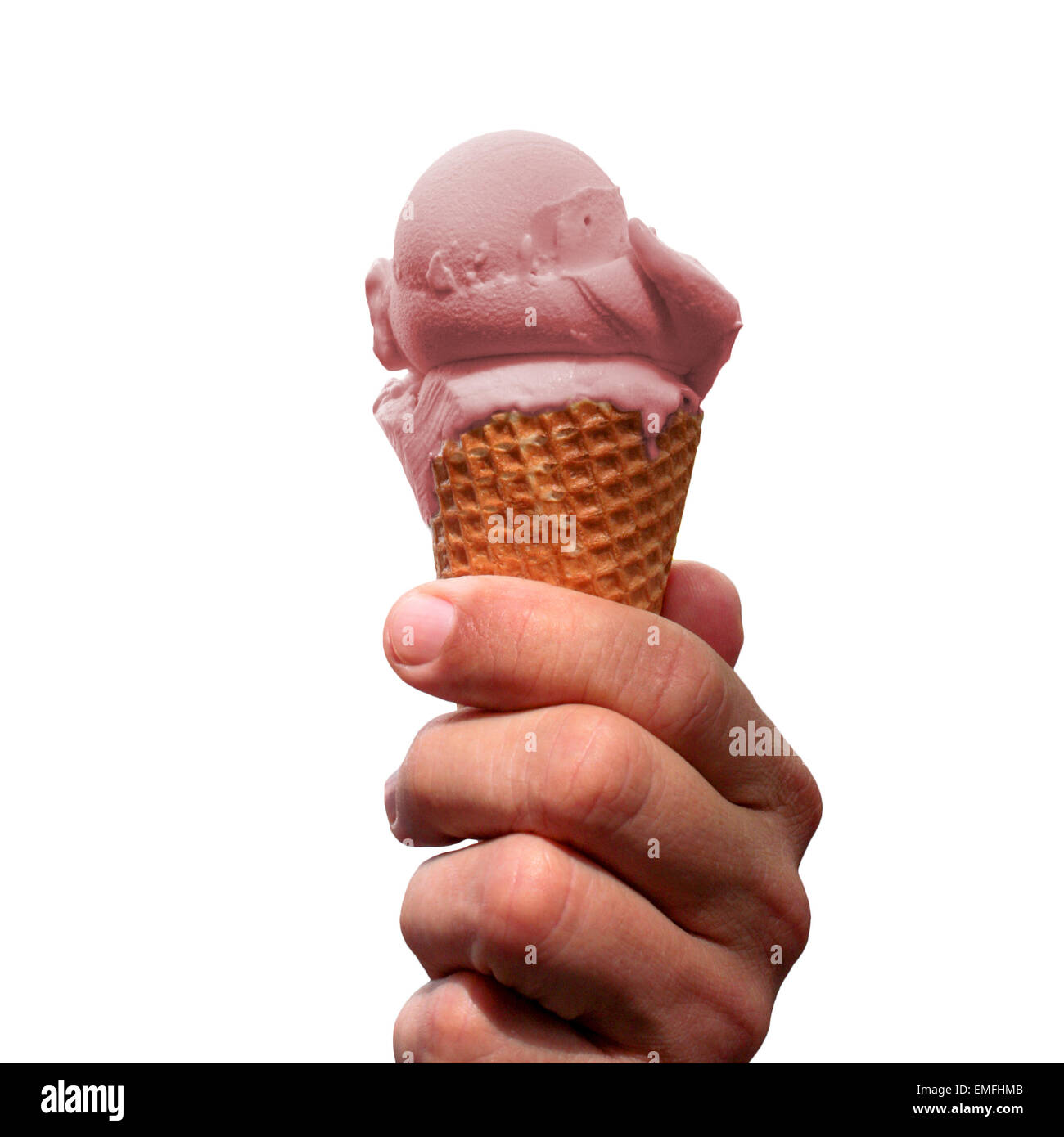 Hombre mano sostiene un cono con helado de fresa aislado en blanco Foto de stock