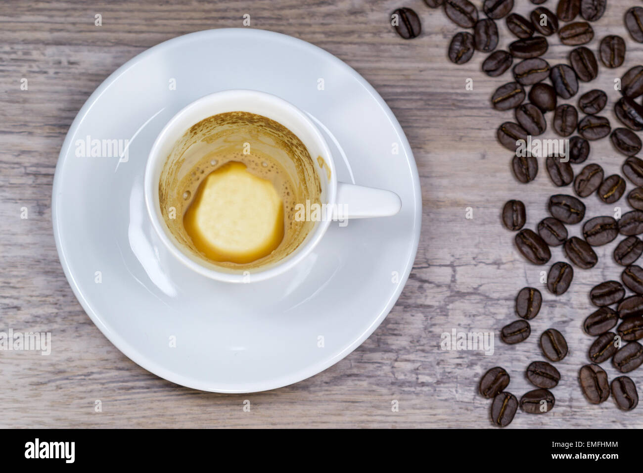 Vacíe espresso en mesa de madera con fondo borroso desde arriba Foto de stock