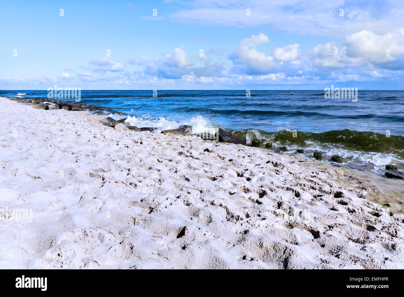 Playa vacía en la luz del sol brillante de la mañana en el Mar Báltico Foto de stock