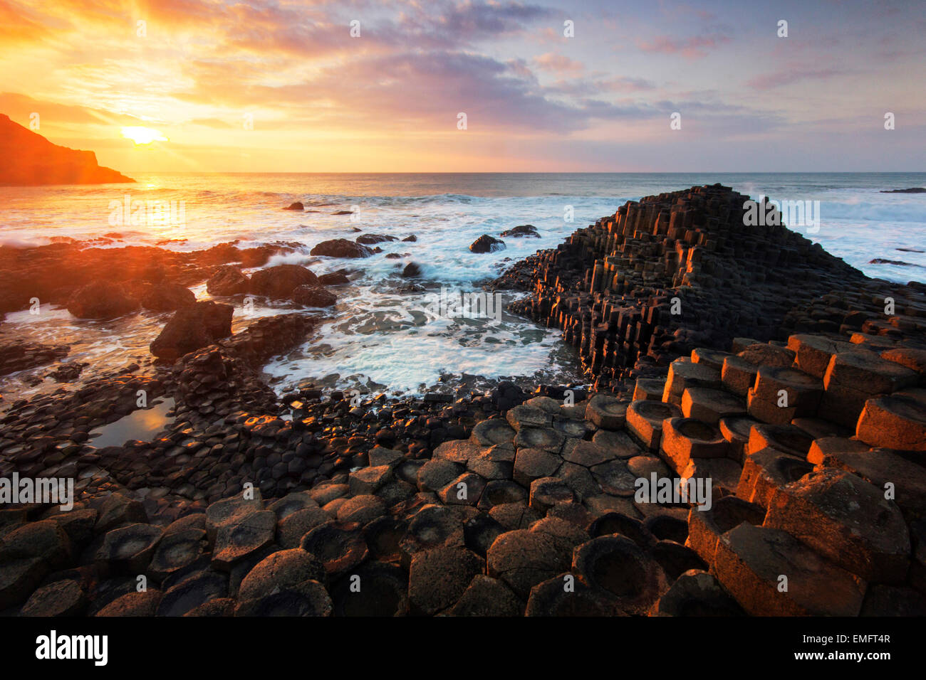 Puesta de sol en el Giant's Causeway, Co. de Antrim, Irlanda del Norte, Reino Unido, Foto de stock