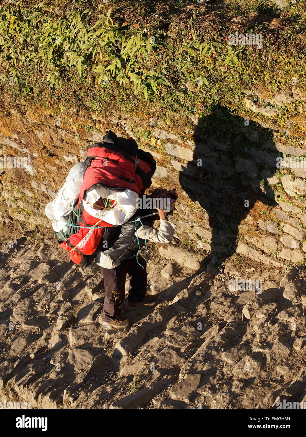 Montañismo Nepalise Sherpa Carga pesada Lukla Nepal Asia Foto de stock