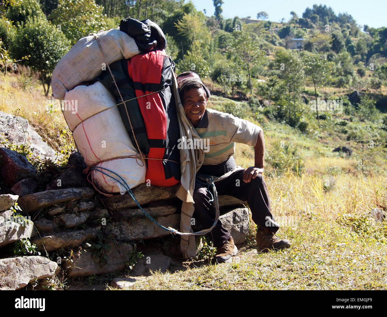 Montañismo escalada Sherpa descansando carga pesada Lukla Nepal Asia Foto de stock