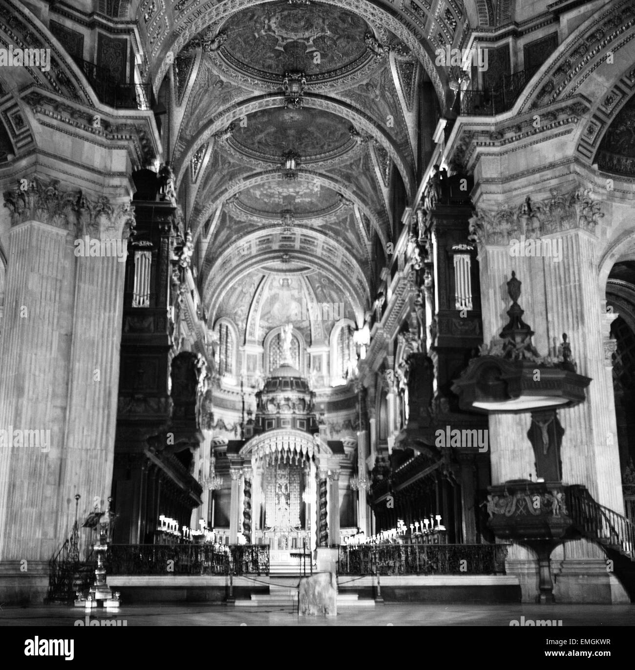 El interior de la Catedral de St Paul, mostrando el altar tras ser iluminado por miles de bombillas para el espectáculo de son et Lumiere. El 7 de octubre de 1968. Foto de stock