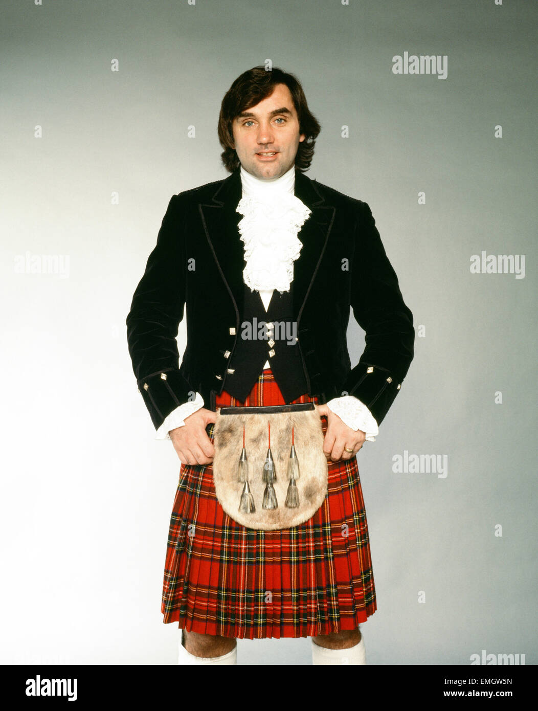 George Best vistiendo una falda tras firmar por el Hibernian. El 24 de noviembre de 1979. Foto de stock