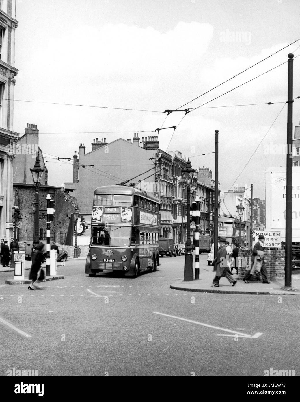 El trolebús 613 haciendo su camino a través de Finchley a Hampstead