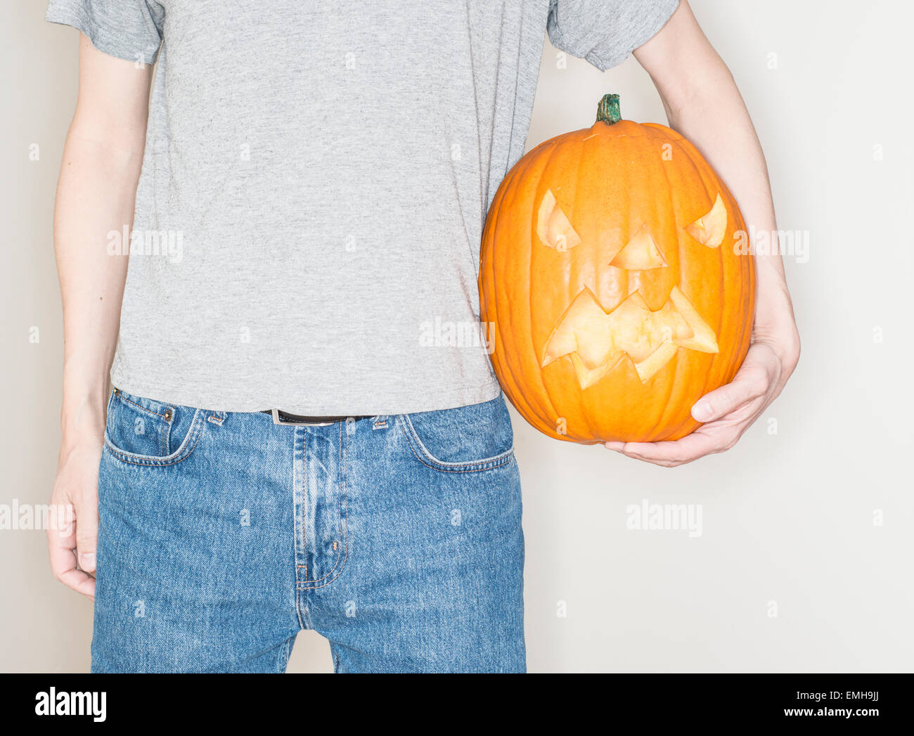 Hombre sujetando una calabaza de Halloween (jack o lantern) Foto de stock