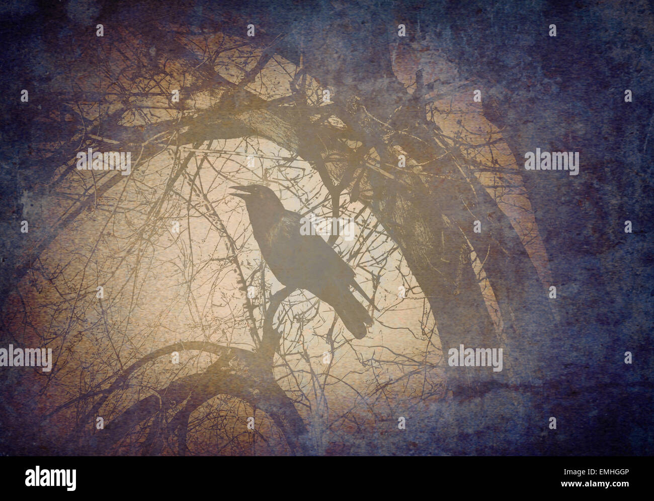 Scary crow en la rama de un árbol concepto llamando y cantando en un mágico místico bosque oscuro sobre un viejo grunge vintage textura de fondo como un símbolo de miedo y misterio. Foto de stock