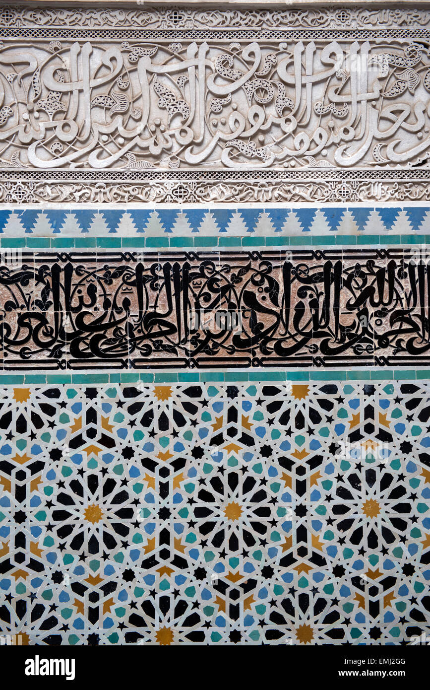 Al Attarine Madraza, escuela coránica, en Fes, Marruecos. Detalle de la escritura árabe tallada en mosaico, obra de arte en las madrasas Foto de stock