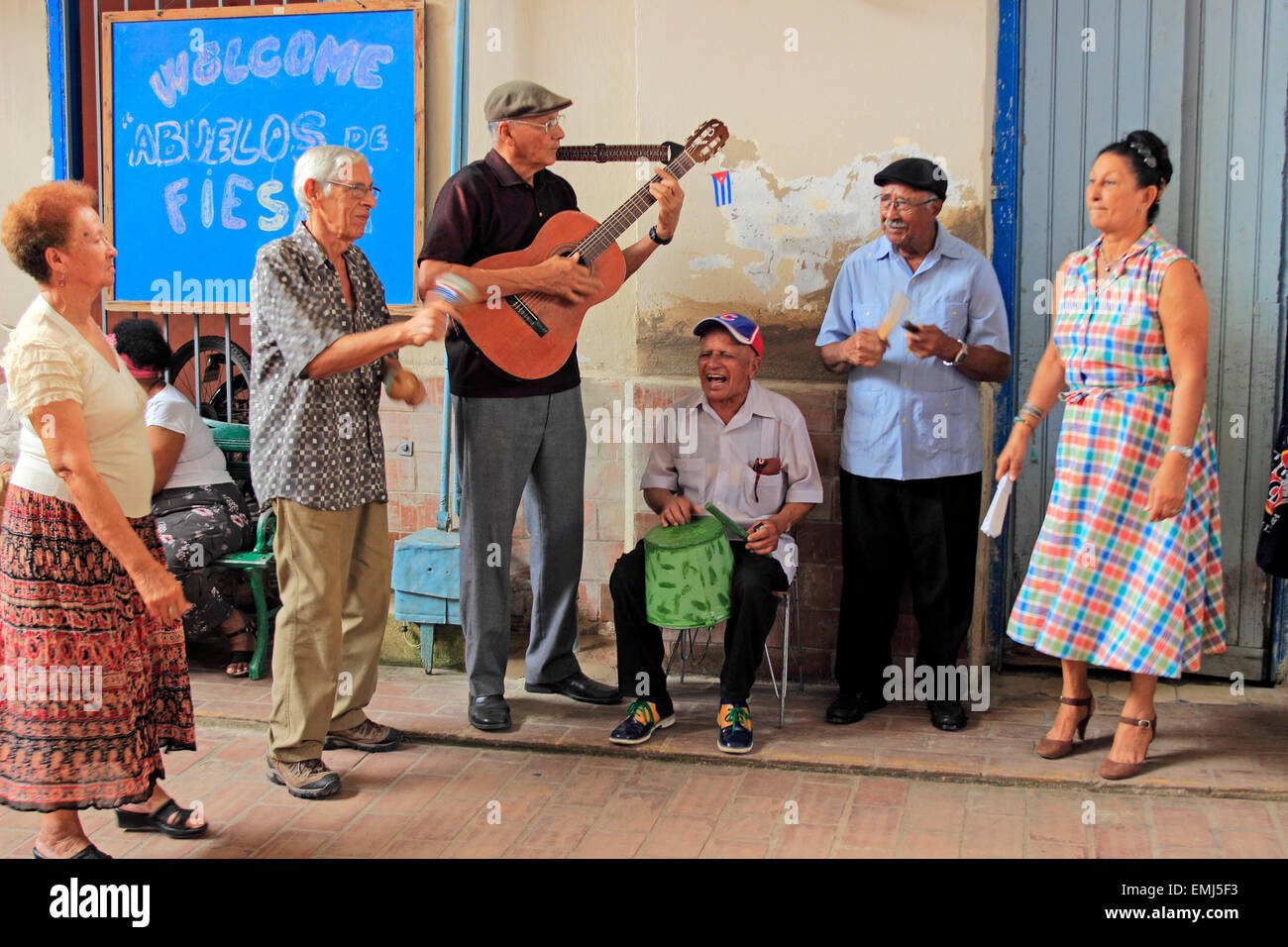 Los ancianos músicos hombres y mujeres entretener a los invitados en un club social Santa Clara, Cuba Foto de stock