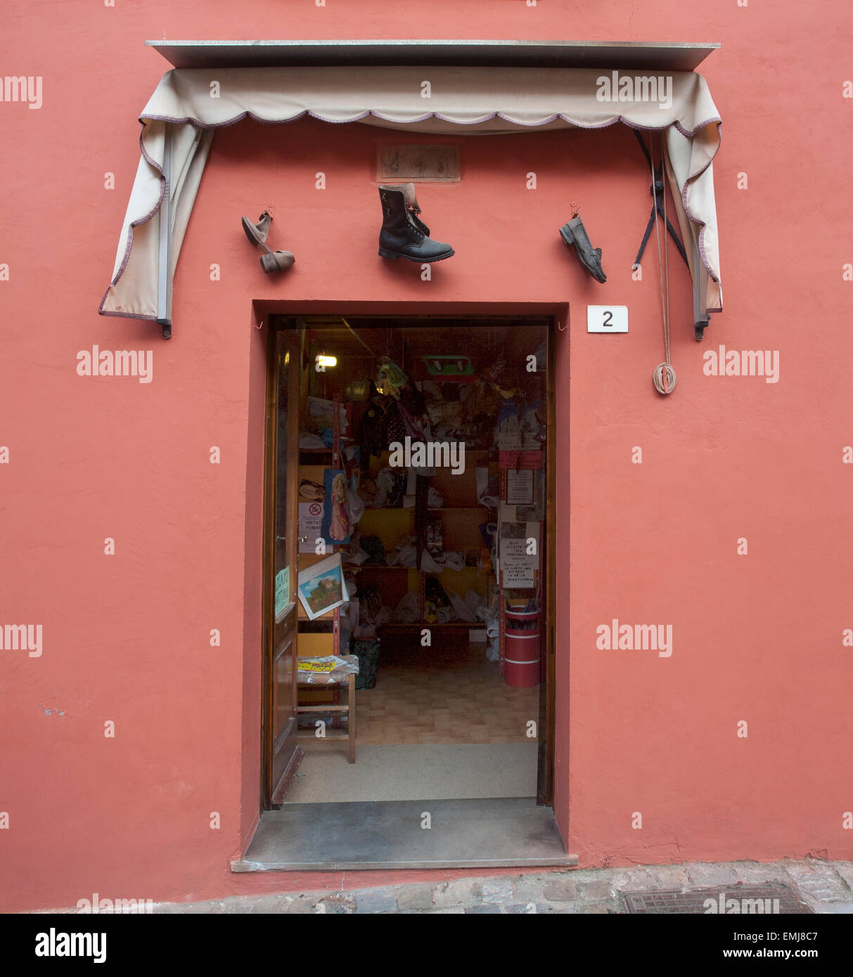 Tienda de reparación de calzado local en la ciudad de Santarcangelo di  Romagna y en la provincia de Rimini y de la región de Emilia-Romaña, Italia  Fotografía de stock - Alamy