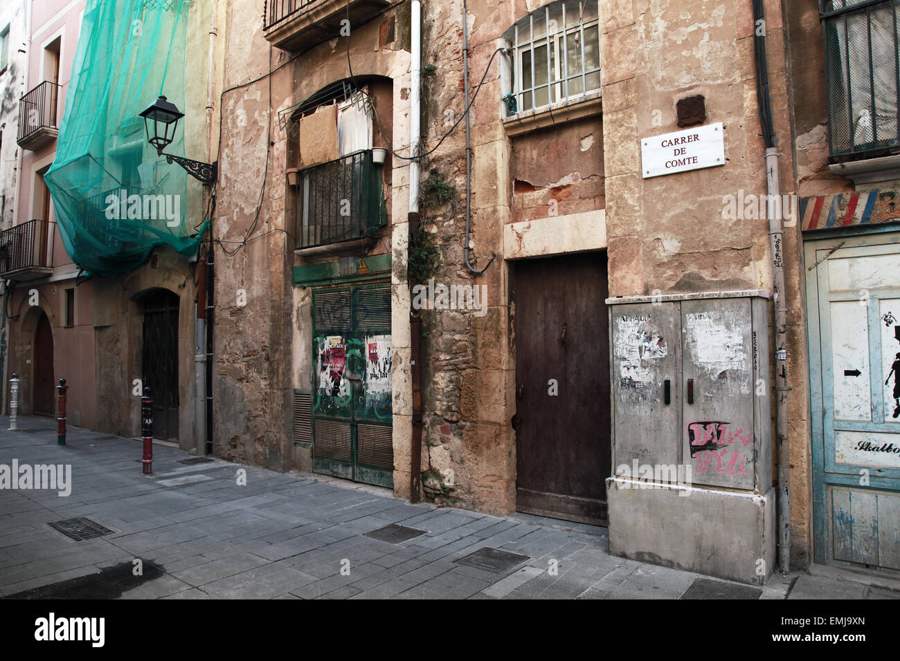 Tarragona, España - 16 de agosto de 2014: viejas fachadas en la calle estrecha de la ciudad española de Tarragona Foto de stock