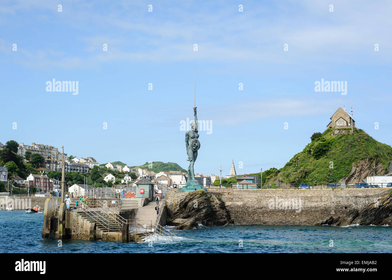 Una vista desde el mar de la estatua de Damien Hirst "Verity" al entrar en el puerto de Ilfracome en North Devon, Inglaterra, Reino Unido Foto de stock