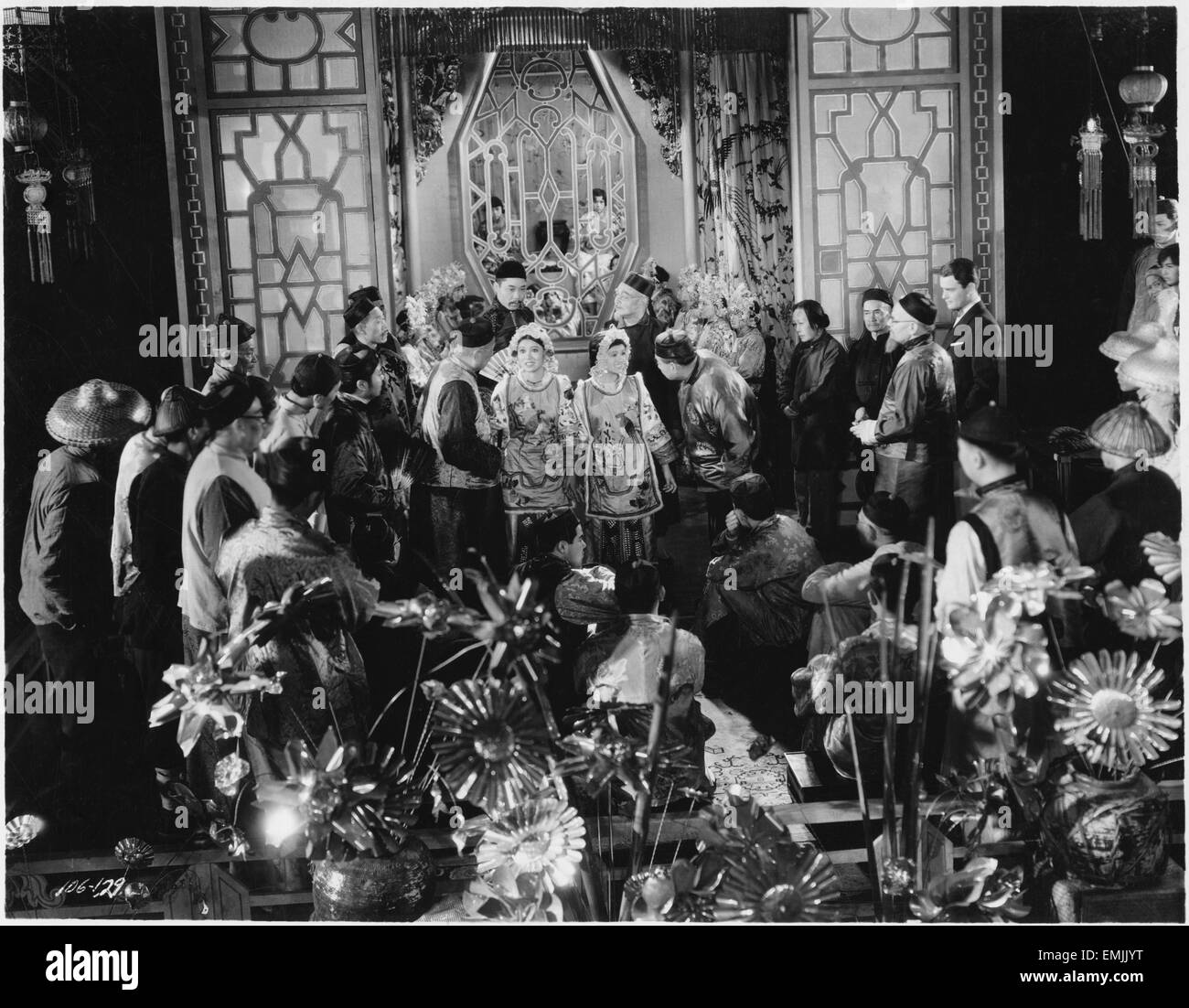 Grupo de personas que asistían a la ceremonia tradicional chino, en el plató de la película "Oriente es Occidente", 1930 Foto de stock