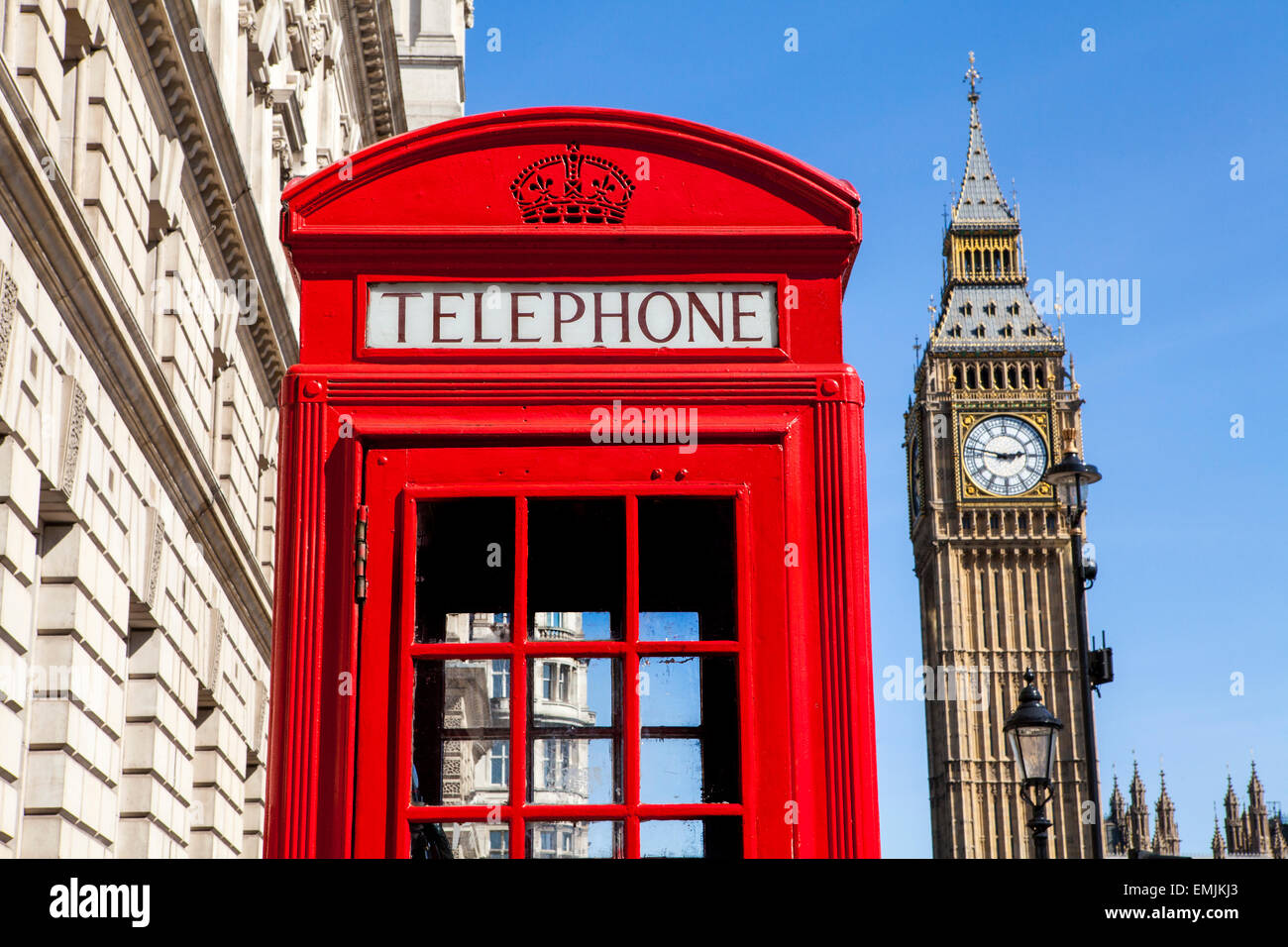 Un icono de teléfono rojo caja con el Big Ben de fondo en Londres  Fotografía de stock - Alamy