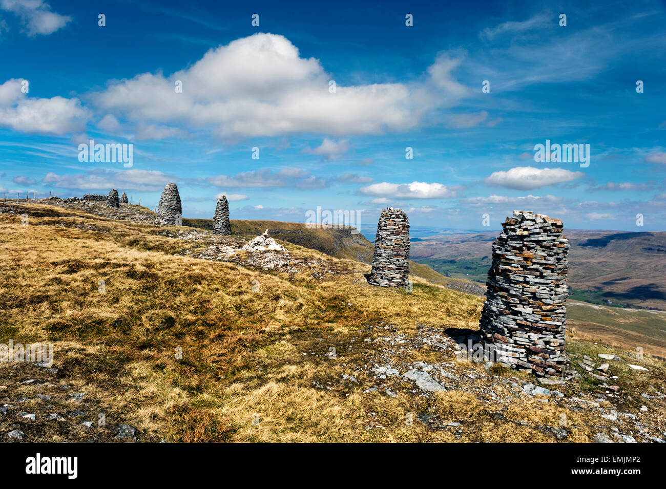 El jabalí cayó, cerca de Kirkby Stephen, Eden Valley, Cumbria, Reino Unido, con piedra de Cairns. Un destino popular para los excursionistas. Foto de stock