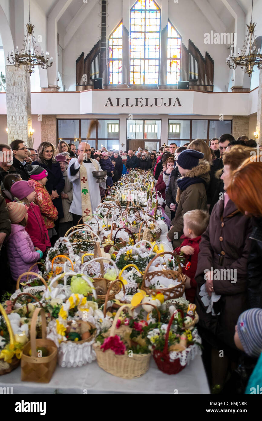 Celebraciones pascuales, alimentos siendo bendecido, Iglesia local, Starachowice, Polonia Foto de stock