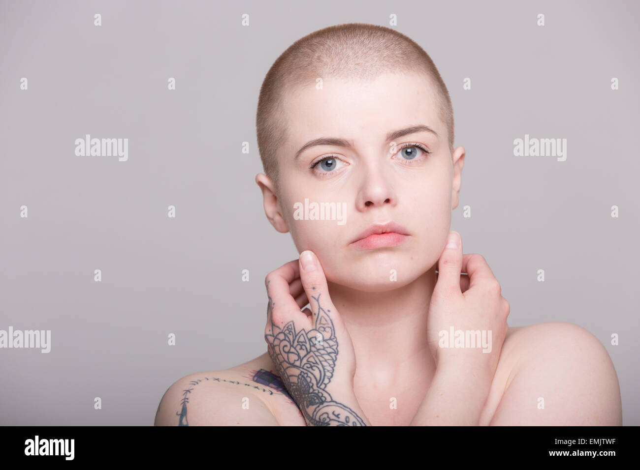 Shaved Head Woman Fotografías E Imágenes De Alta Resolución Alamy