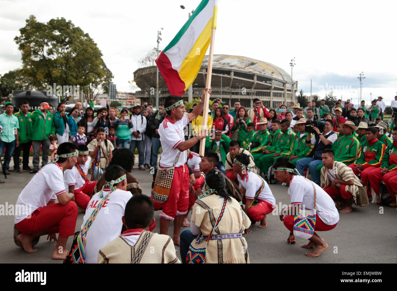 Bogotá, Colombia. 21 abr, 2015. Los pueblos indígenas participan en una  ceremonia antes de una conferencia de prensa del ex jugador de fútbol,  Carlos Valderrama acerca del primer equipo de fútbol de