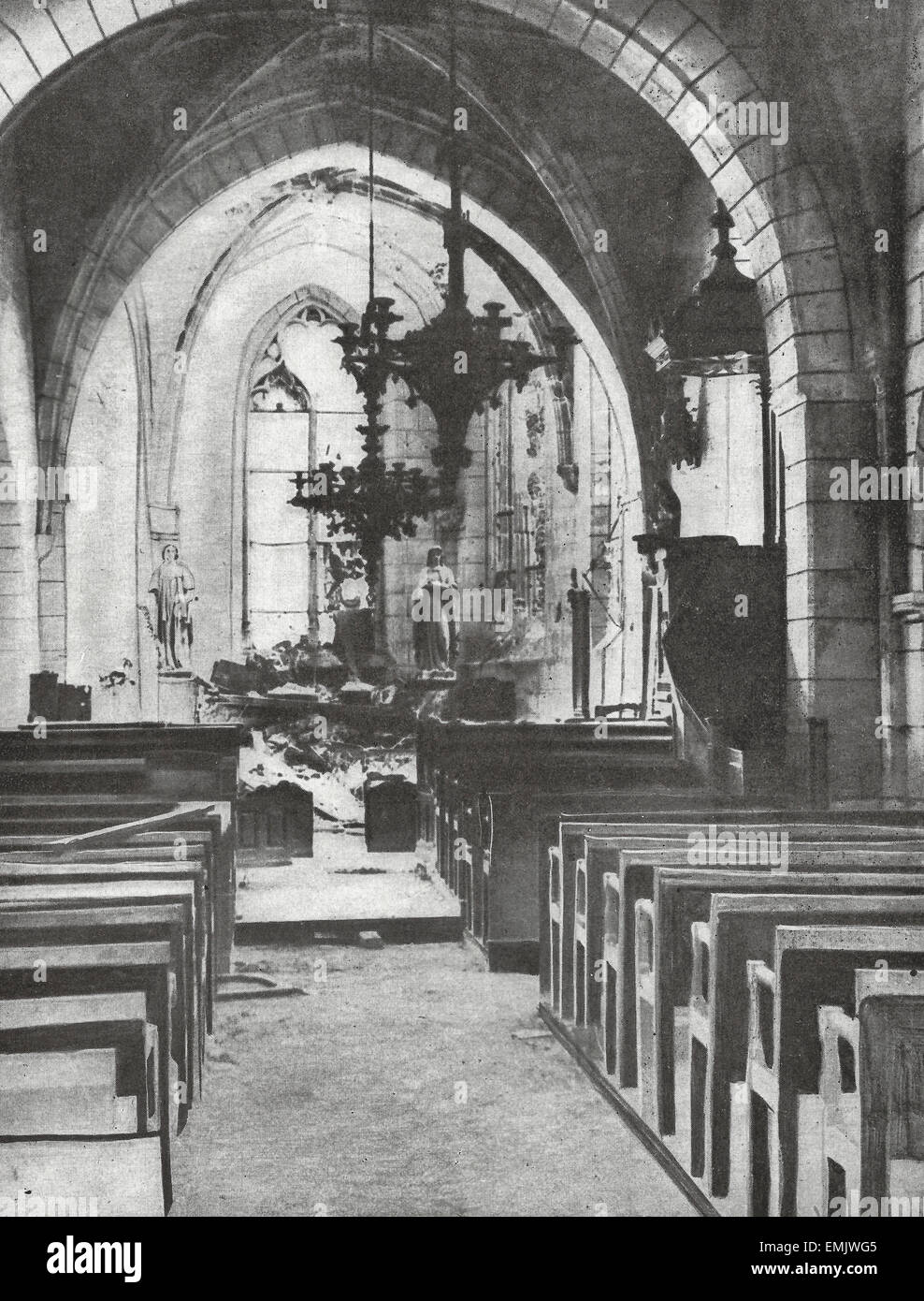 Uno de los milagros de la guerra - en el interior de una iglesia, mostrando cómo la estatua de la Virgen y un santo consiguió escapar de la destrucción aunque toneladas de escombros cayeron alrededor de ellos, de la I Guerra Mundial Foto de stock