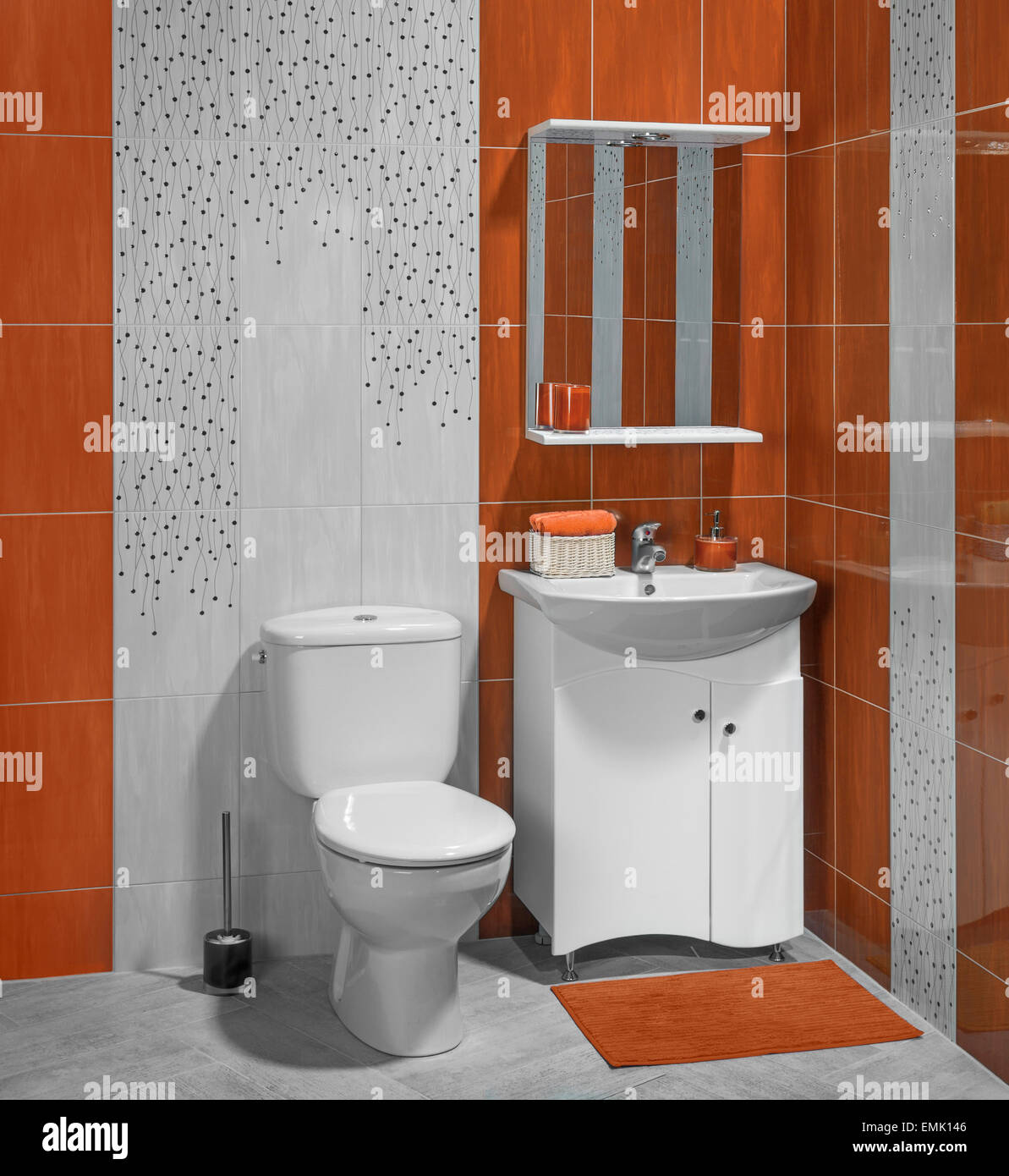 Hermoso interior de cuarto de baño con lavabo y wc; está decorado con  azulejos de color naranja Fotografía de stock - Alamy
