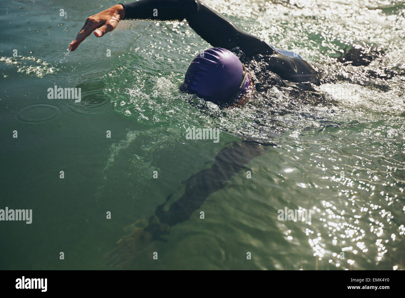 Atleta con gorra de natación y espalda de un hombre preparándose para el  ejercicio de competencia