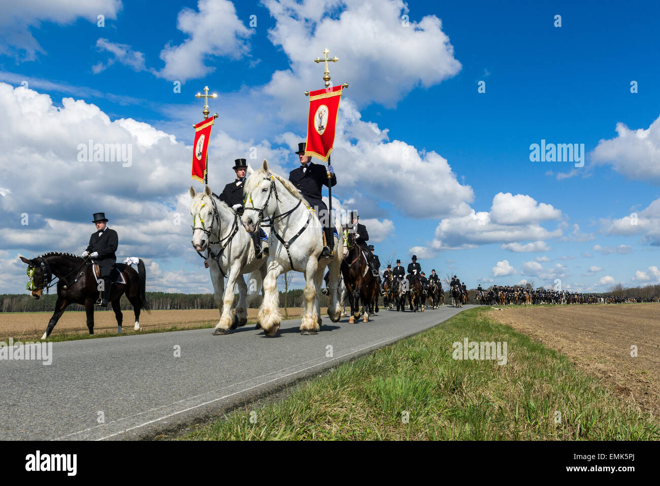 Procesión de caballos, tradición cultural sorabo, el día de Pascua, seguido por cientos de hombres, Ralbitz, Sajonia, Alemania Foto de stock